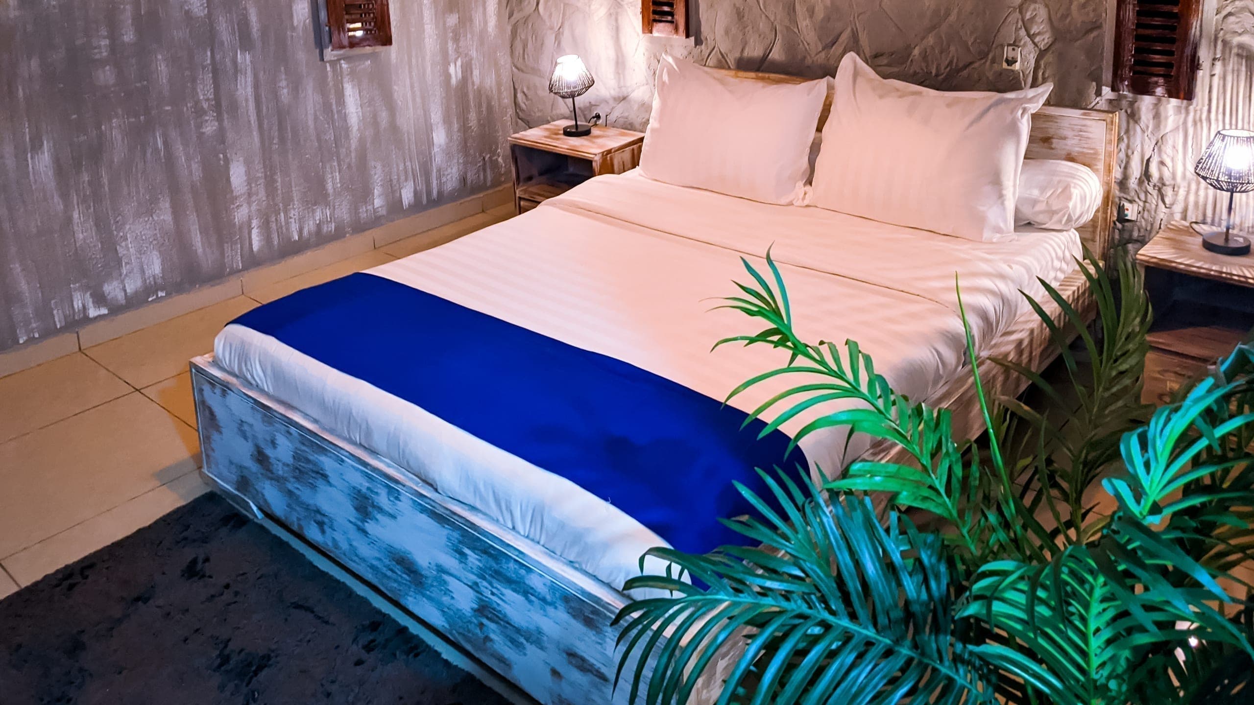 The bed seen from another angle, palm leaves in the foreground