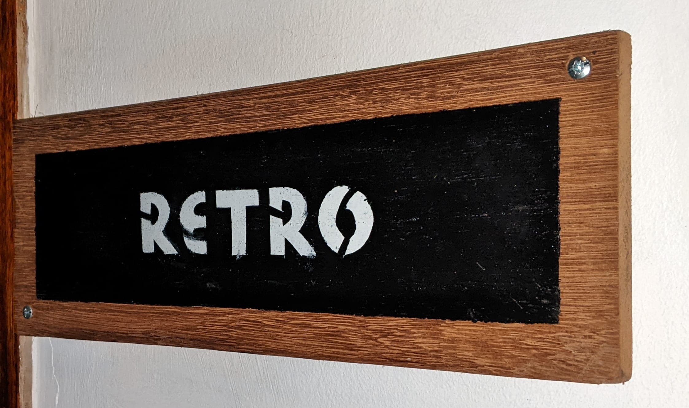 Retro room entrance plaque